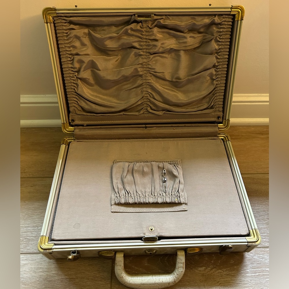 Vintage 1950โs Samsonite Shwayder Brothers Marble Cream Suitcase - Picture 3 of 11